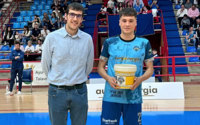 «Chule» recibe el trofeo al Jugador Max Color del Fútbol Sala Talavera